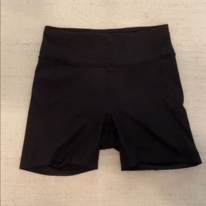 OUTDOOR VOICES 5” WARM UP SHORTS - XS